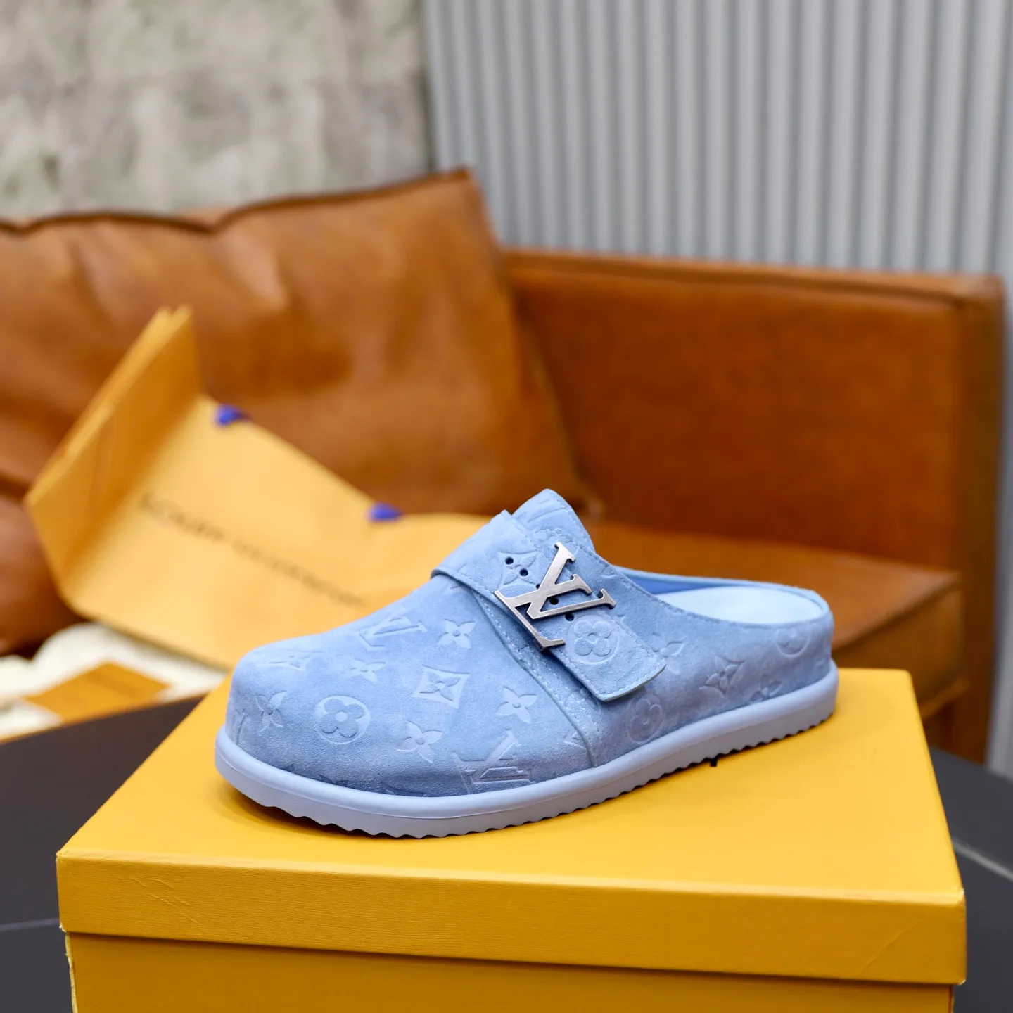Ex-factory price: 520💰🙅‍♂️🙅‍♂️🙅‍♂️Birkenstock Brand: LV Louis Vuitton Standard code: 38-45 (cowhide lining) Grade: Same as the official website Material: Original leather design Original rubber wear-resistant molded outsole Style category: Men's fashion sandals Distinguished luxury brand elements Top luxury Color: Actual picture color